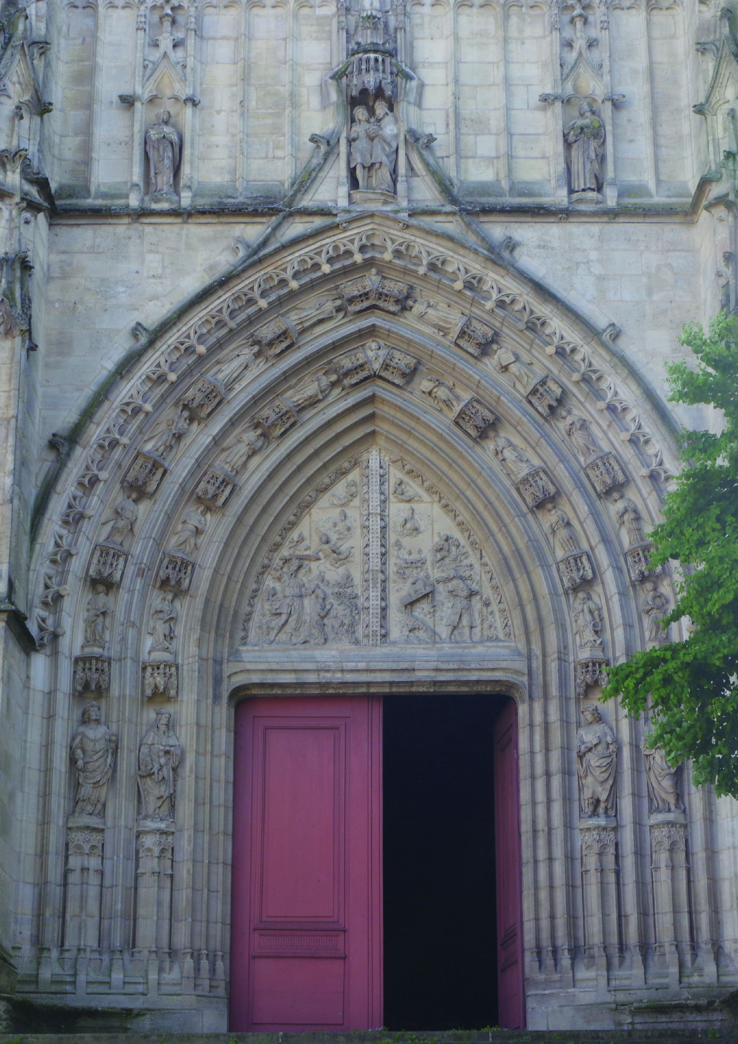 Eglise Saint Michel. Portail nord.